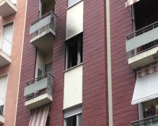 Monopattino prende fuoco, incendio in un alloggio a Torino